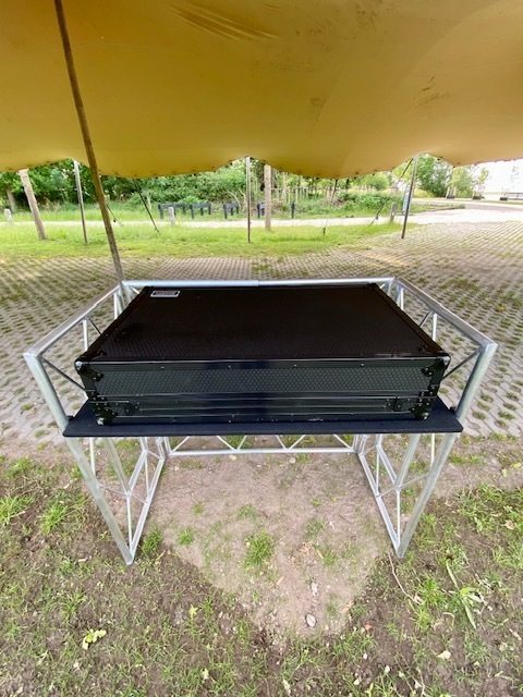 Aluminium_Dj_booth_with_custom_made_flight_case..jpg