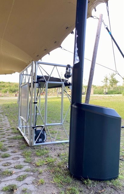 BOSE_Pro16_Line_Array._Fitted_with_a_unique_10_18_Racetrack_subwoofer_and_16_articulated_drivers.jpg